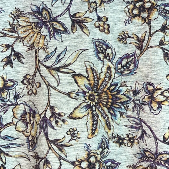 ⚡️ 3 for $20 ⚡️ Cupio Gray Floral Short Sleeve Top - Picture 4 of 7